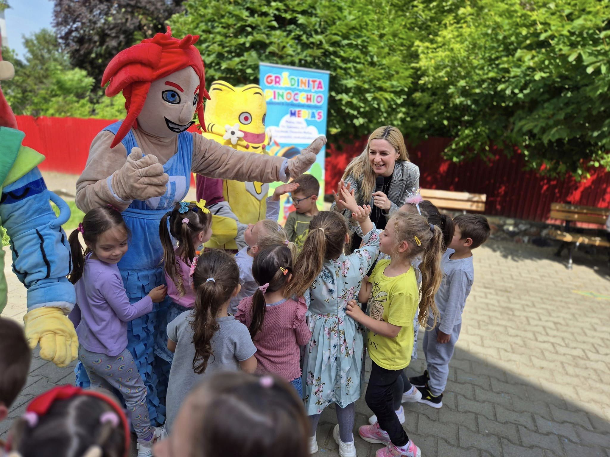 Activități ale Adi Eco Sibiu împreună cu Super eroii colectării selective prin școlile și grădinițele din Sibiu. „Am răspuns prezent la chemarea lor și ne-am bucurat de fiecare clipă petrecută împreună”