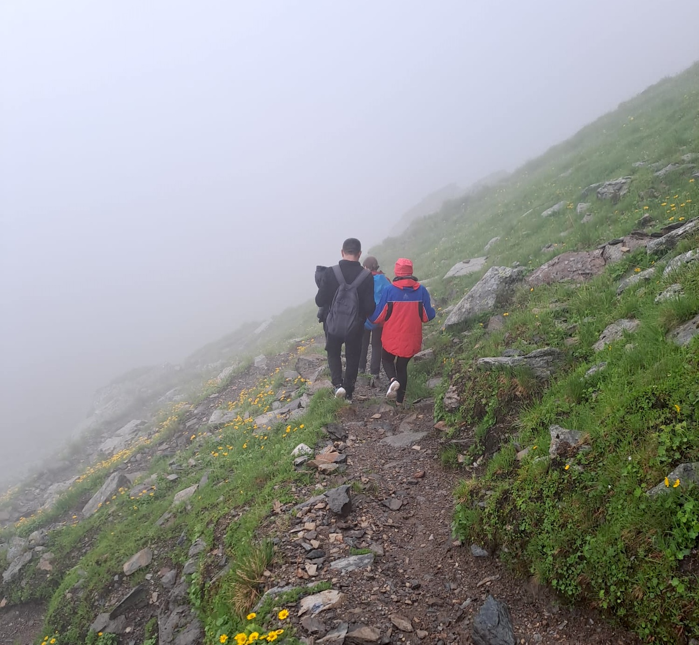 Nu avea echipament corespunzător: salvamontiștii au ajutat o femeie să coboare din munți