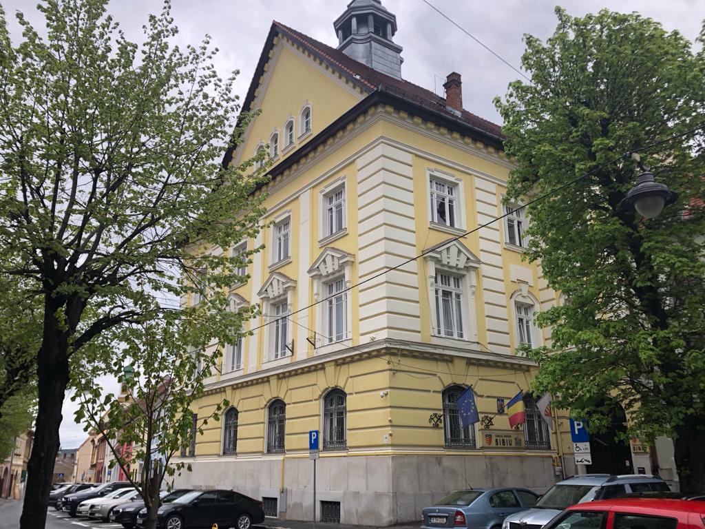 Împrăștiați de trei luni prin oraș, funcționarii județului tot nu-și văd sediul în reabilitare. Directorul tehnic nu exclude varianta să nici nu mai înceapă lucrările