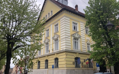Împrăștiați de trei luni prin oraș, funcționarii județului tot nu-și văd sediul în reabilitare. Directorul tehnic nu exclude varianta să nici nu mai înceapă lucrările