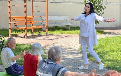 Un psiholog din Sibiu le cântă pacienților în timpul liber. „Pot aduce clipe de bucurie acestor oameni. De aceea le cânt ca și cum ar fi cel mai frumos  public de pe pământ”