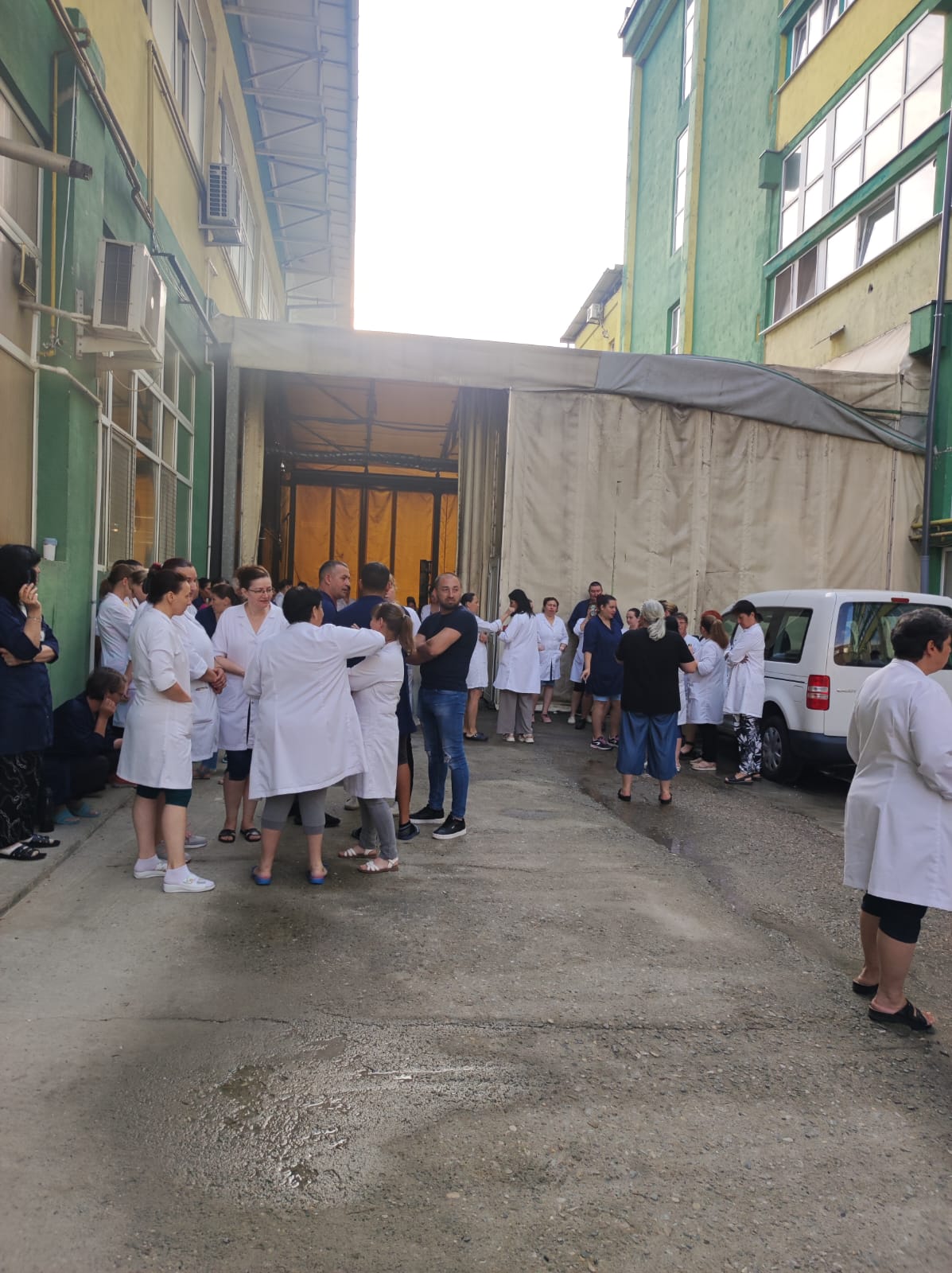 Actualizare: Greviștii de la fabrica de confecții Alan Trade se plâng de ITM: ”Au zis că nu vin fără sesizare” / S-a început un control la fabrică