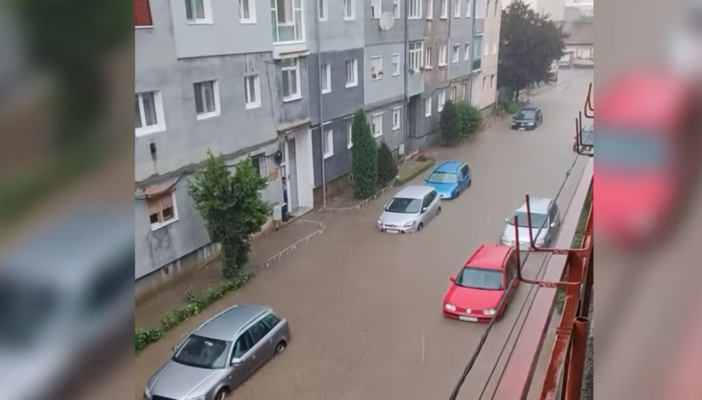 Inundații la Mediaș după ploaia torențială de joi seara. 46 de apeluri la 112