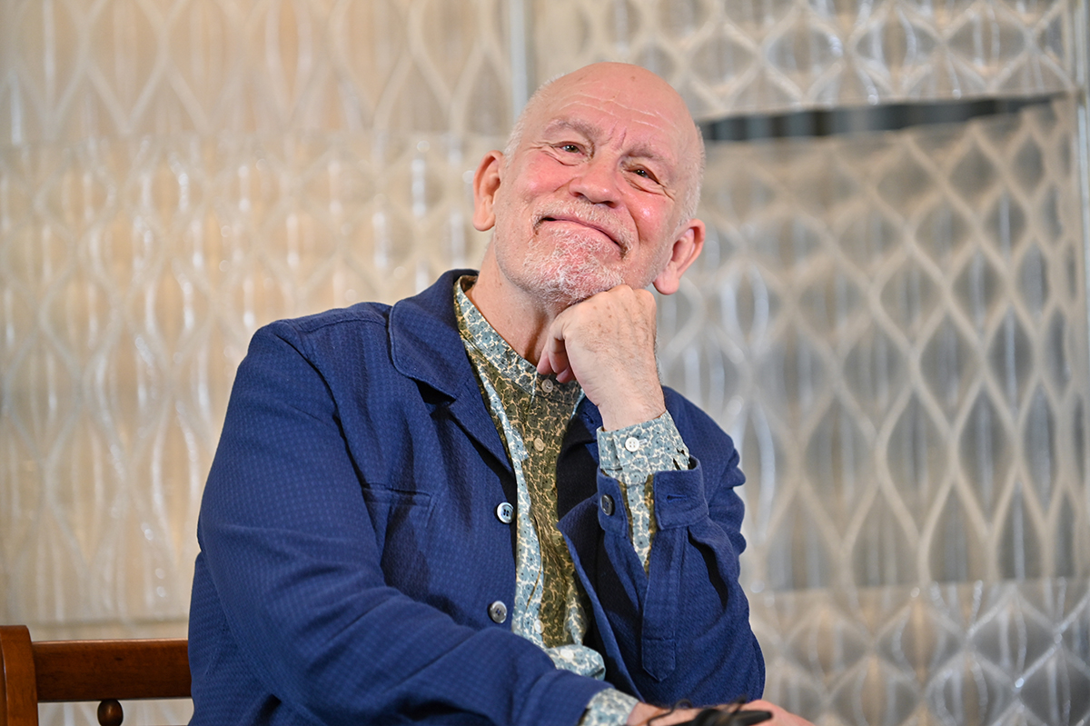 John Malkovich la FITS: Pentru mine actoria în teatru este ca surfingul