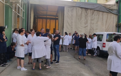 Actualizare: Greviștii de la fabrica de confecții Alan Trade se plâng de ITM: ”Au zis că nu vin fără sesizare” / S-a început un control la fabrică