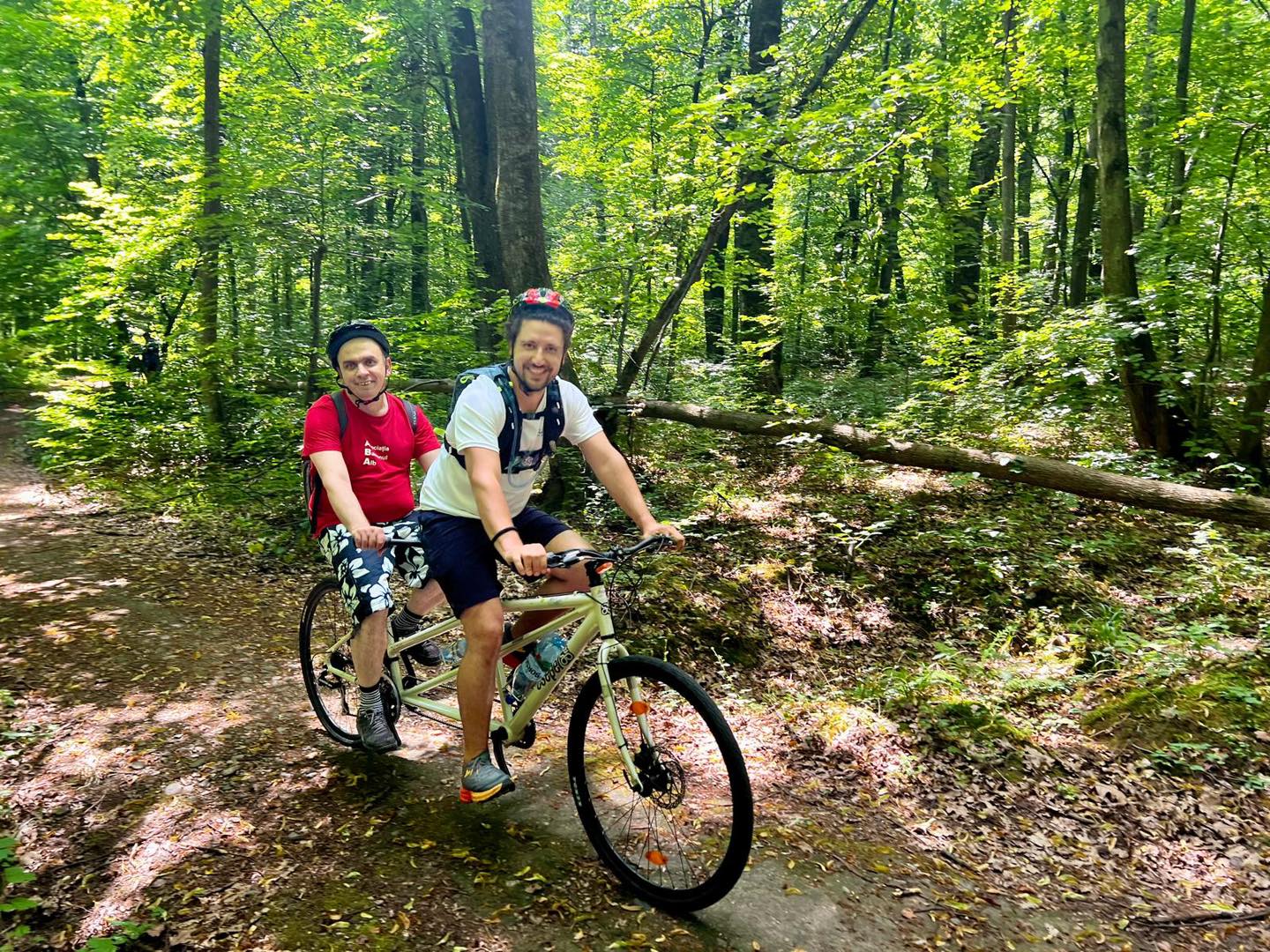 21 de nevăzători au pedalat pe biciclete în tandem, la Sibiu. „Doresc să facă mișcare în aer liber și să fie integrați în evenimentele comunității”