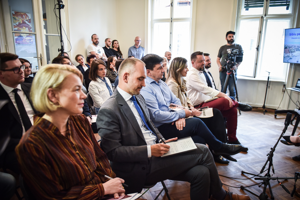 Candidații la Primăria Sibiu vor dezbateri. Dar nu se organizează. ”Fuga de dezbatere a celor care aspiră la funcția de primar nu face decât să arate dispreț față de sibieni”