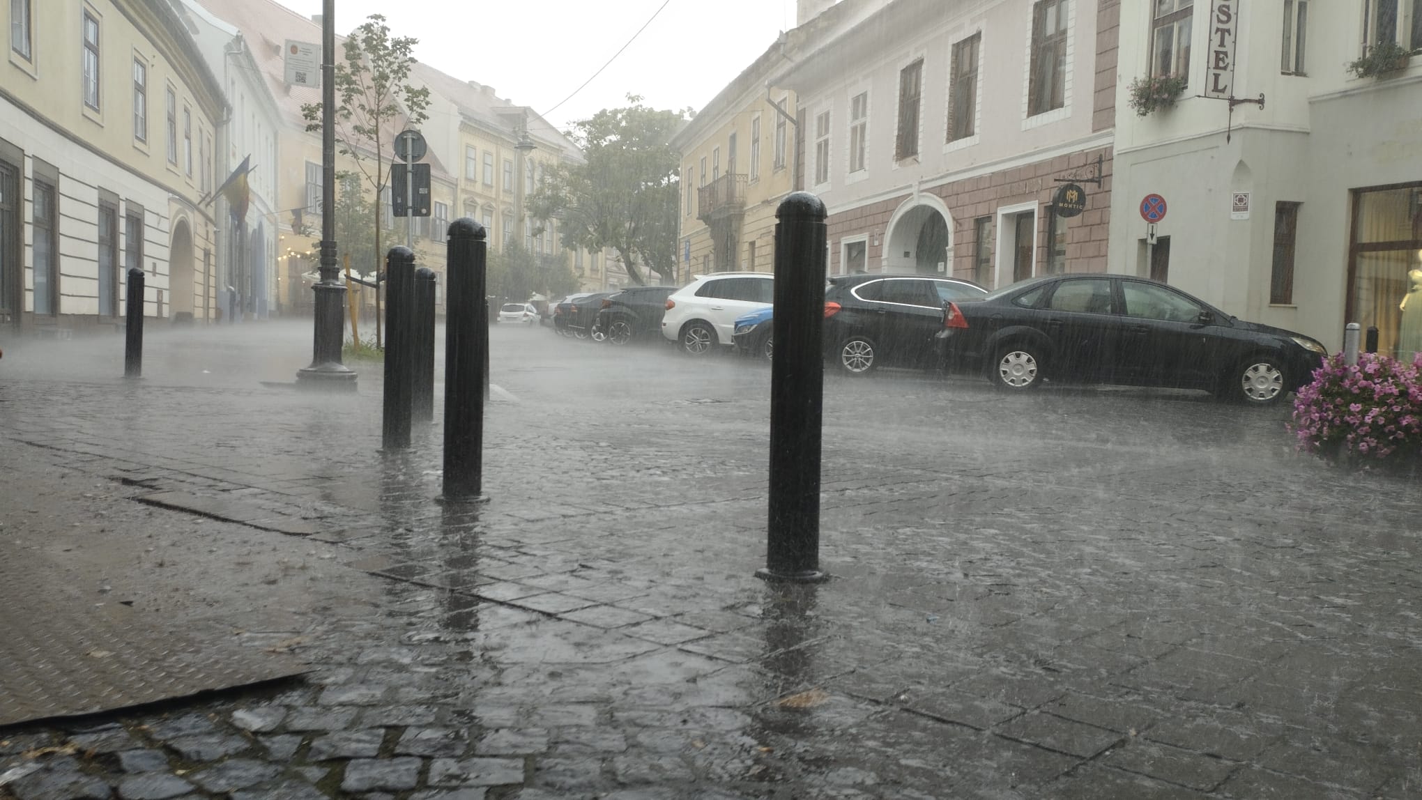 Cod portocaliu de vijelii, grindină de medii și posibil mari dimensiuni, averse torențiale la Sibiu