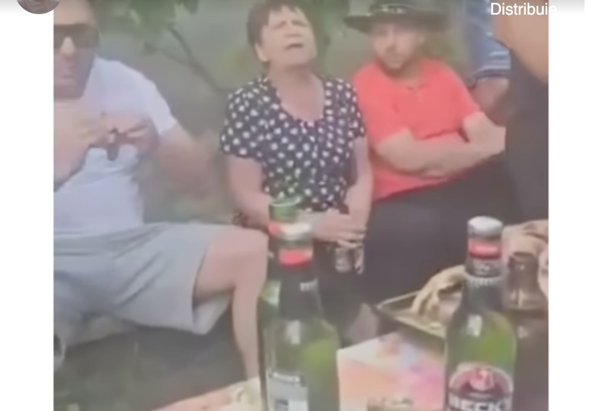 VIDEO Primărița din Brateiu, cu berea în mână: ”Nu mă votați!”. Reacție: ”Eu nu am urmărit obținerea de voturi cu orice preț”