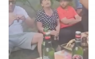 VIDEO Primărița din Brateiu, cu berea în mână: ”Nu mă votați!”. Reacție: ”Eu nu am urmărit obținerea de voturi cu orice preț”