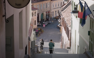 VIDEO O agenție imobiliară a făcut un film de prezentare Sibiului: ”O groapă în asfalt, un șanț necurățat, o fațadă nerenovată… acestea vor exista mereu. Dar haideți să ne uităm la cât de binecuvântați suntem locuind în acest oraș”