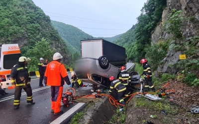 Accident la Brezoi, pe Valea Oltului. Se circulă alternativ