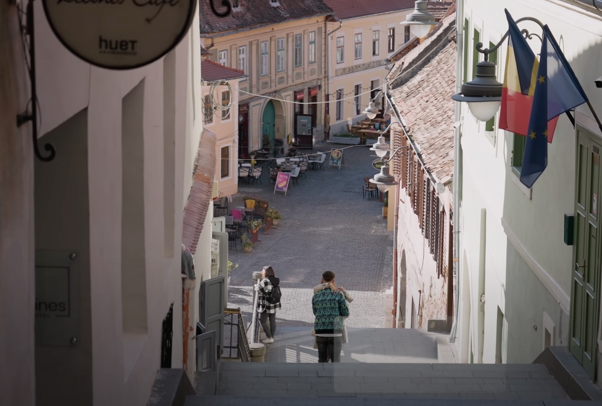 VIDEO O agenție imobiliară a făcut un film de prezentare Sibiului: ”O groapă în asfalt, un șanț necurățat, o fațadă nerenovată… acestea vor exista mereu. Dar haideți să ne uităm la cât de binecuvântați suntem locuind în acest oraș”