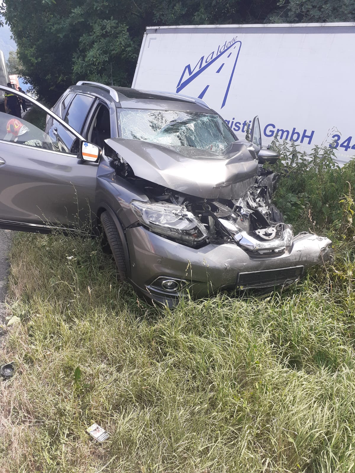 Trafic îngreunat pe Valea Oltului. Trei răniți într-un accident cu două mașini și un TIR