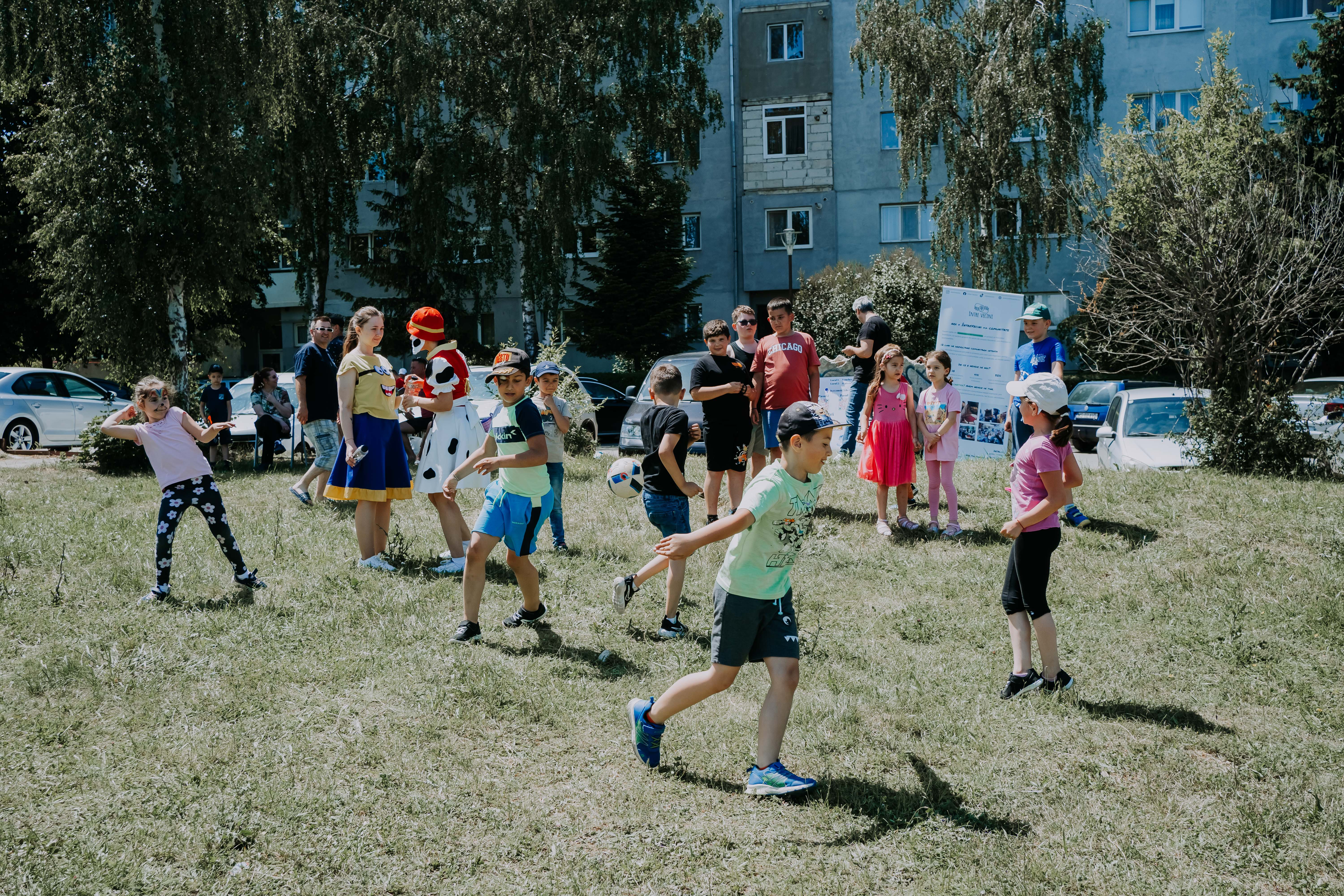 Fotbal în spatele blocului și distracție ca ”între vecini” în Vasile Aaron: ”Legăturile se întăresc  când oamenii au contact vizual, nu când își dau like pe facebook”