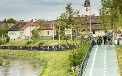Pista de biciclete de pe malul Cibinului se transformă în „loc de întâlnire și socializare pentru comunitate”. Târg și service de biciclete, treasure hunt și ateliere, la prima ediție a Cibin Bike Day