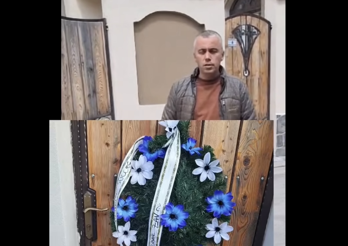 Campanie electorală în Gura Râului: unui candidat i s-au agățat de gardul casei coroane ”de mort”. S-a deschis dosar penal pentru amenințare