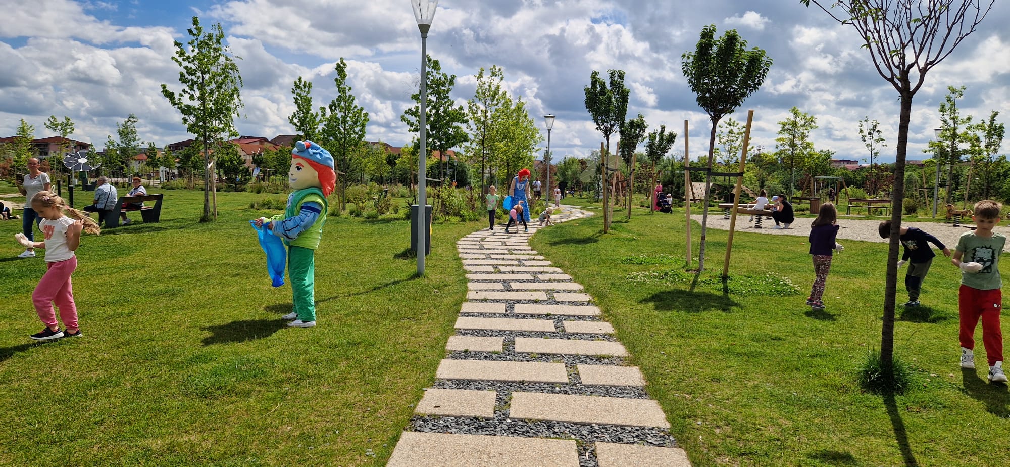 Peste o sută de copii s-au jucat și au curățat parcul Belvedere