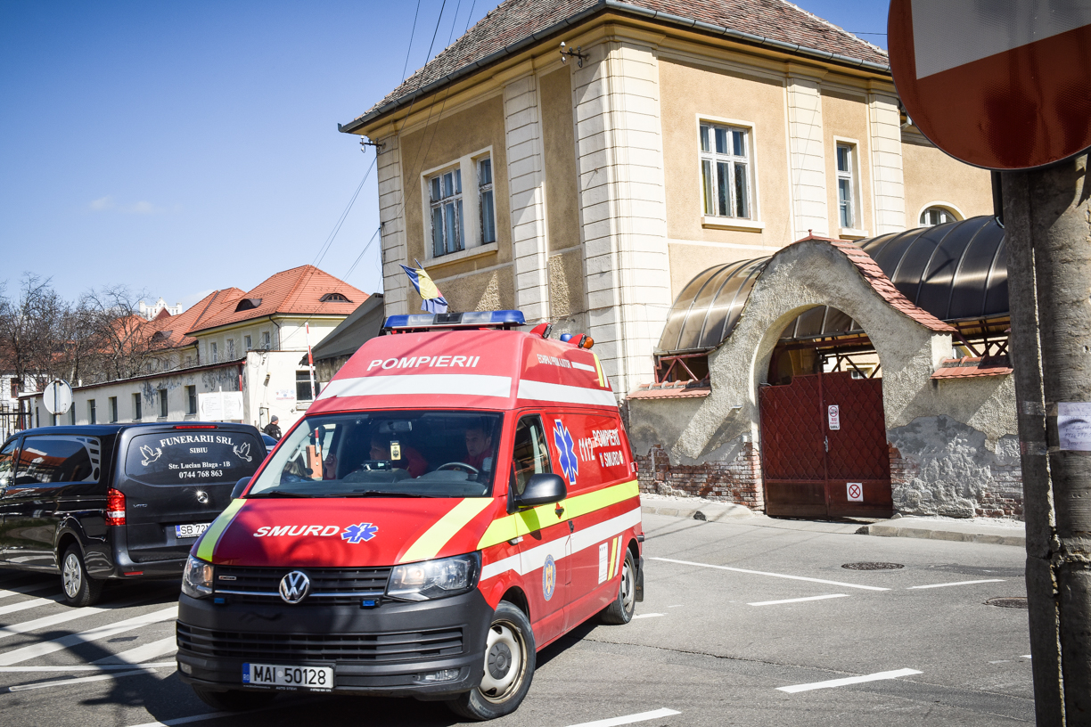 Încă un bărbat resuscitat pe stradă. SMURD: a suferit un stop cardio-respirator, pe Milea