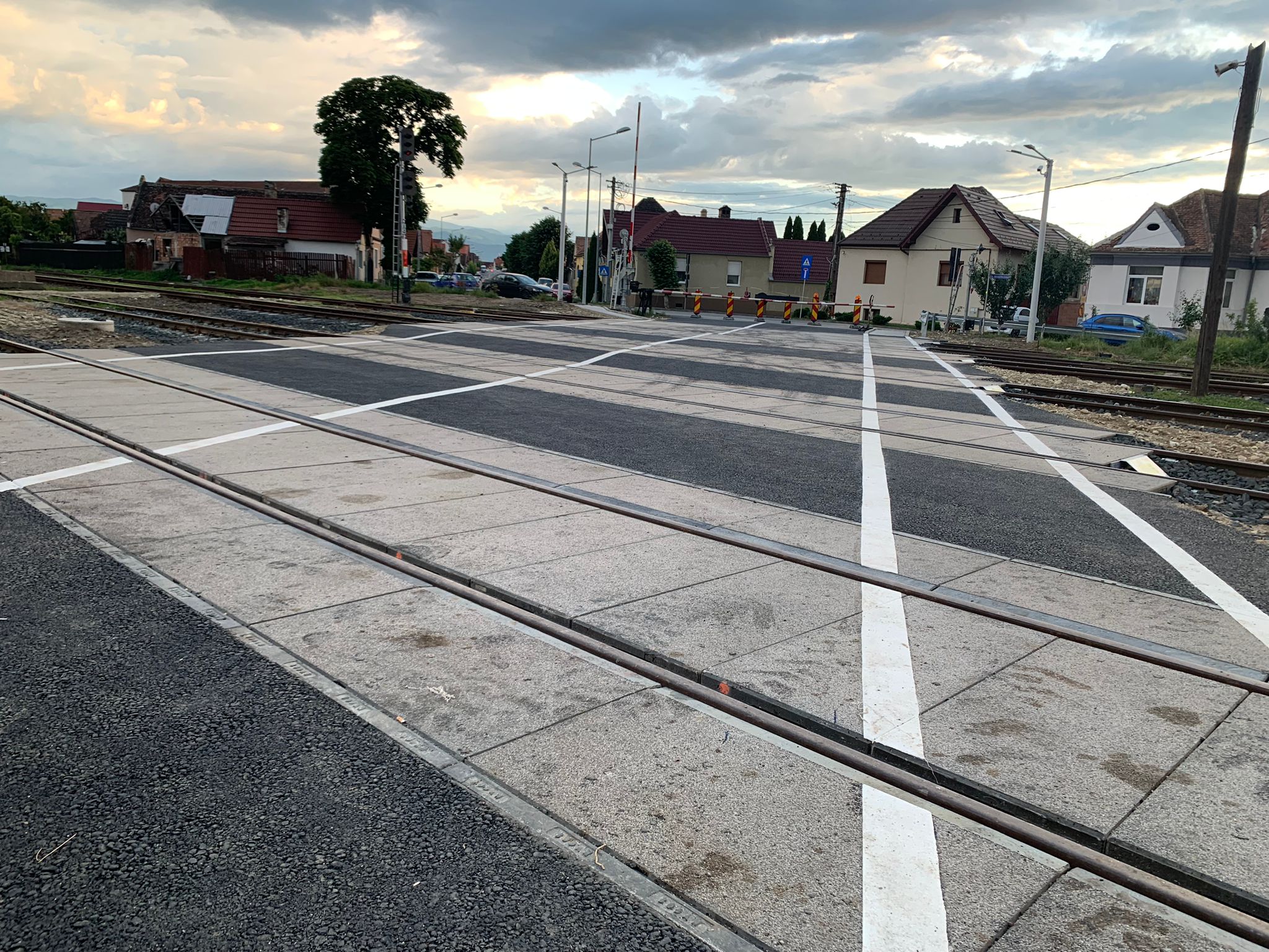 Trecerea de cale ferată de pe Calea Turnișorului, finalizată mai repede cu o lună. Circulația se va redeschide după ce CFR-ul încheie probele de funcționare a barierei