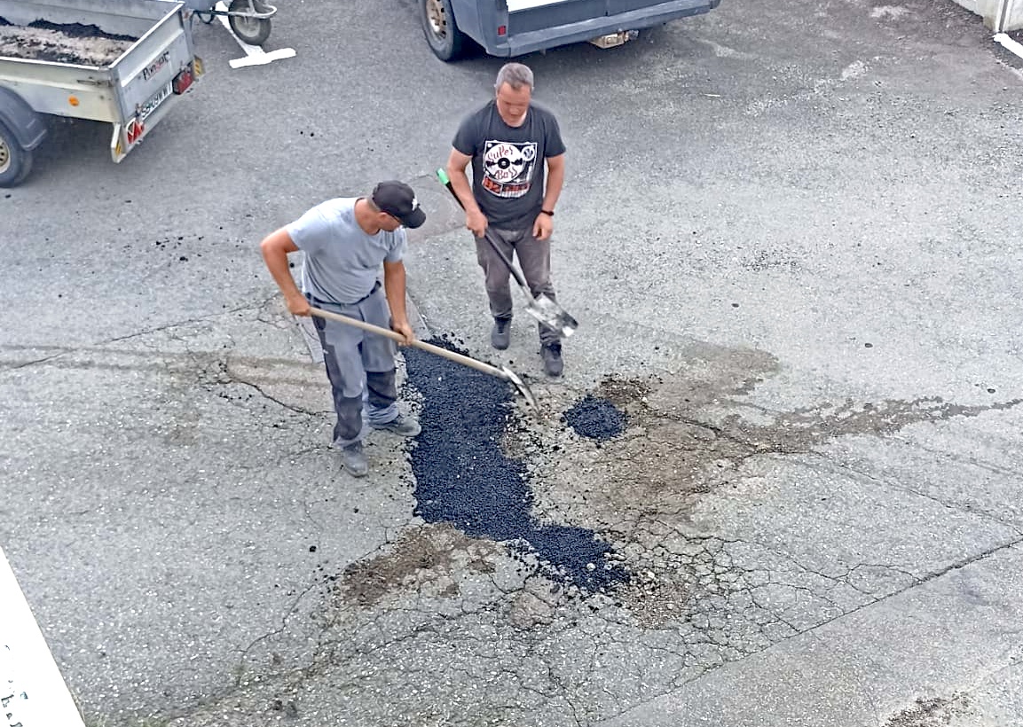 „I-am promis soției că rezolv groapa până la alegeri. Și sunt om de cuvânt”. Explicațiile unui cisnădian filmat că astupa o groapă din stradă