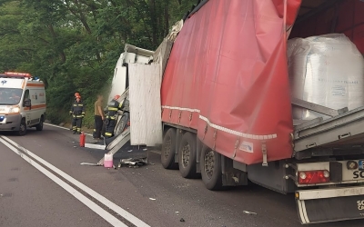 Tamponare pe Valea Oltului, la Câineni: coliziune între două tiruri. Traficul se desfășoară alternativ