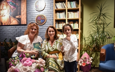 Bianca Radu, psihoterapeut din Sibiu, a lansat cartea „Hipno Mindset”. „Am intrat într-o provocare de zece zile de scriere a unei cărți, iar în ziua a șaptea o aveam scrisă”