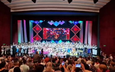 „Asta este România pe care ne-o dorim.” Premieră în istoria ansamblului ''Cindrelul - Junii Sibiului'': 500 de copii şi tineri au urcat împreună, pe scenă