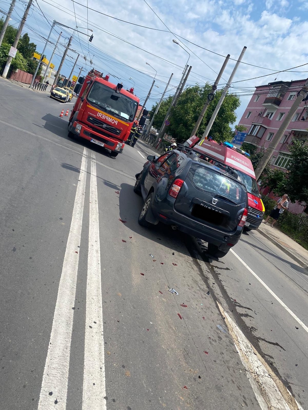 Accident la semafor, în Mediaș: patru persoane, între care și o fată de 11 ani, au fost transportate la spital