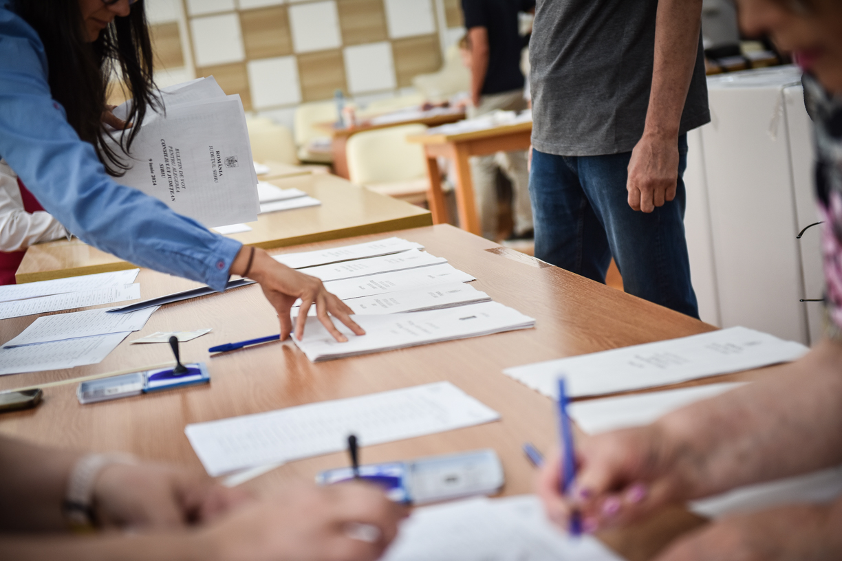 Dosar penal pentru furt, pe numele bărbatului care a plecat cu ștampila de vot acasă. Tot el a adus-o înapoi