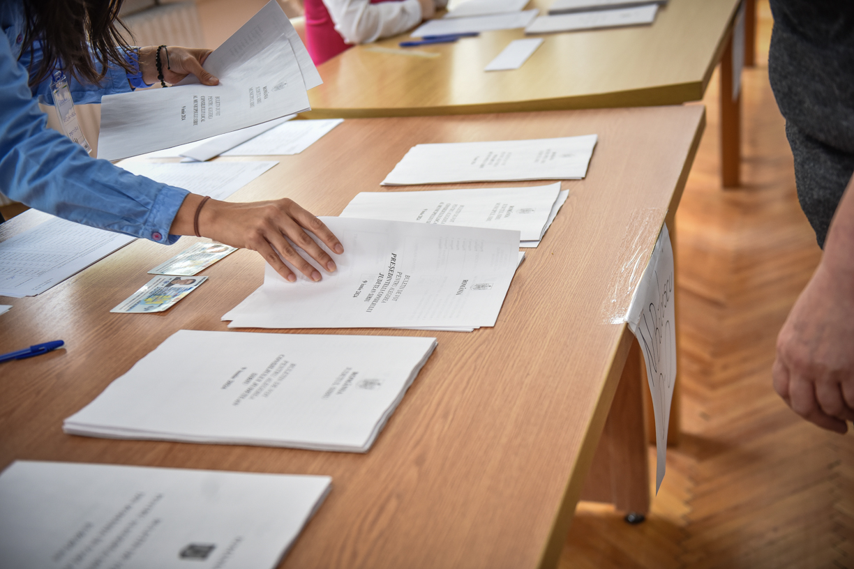 Încă două dosare penale în Sibiu: un buletin de vot era deja ștampilat, iar alți alegători au primit mai multe buletine de același fel. Le-au ștampilat și introdus în urnă
