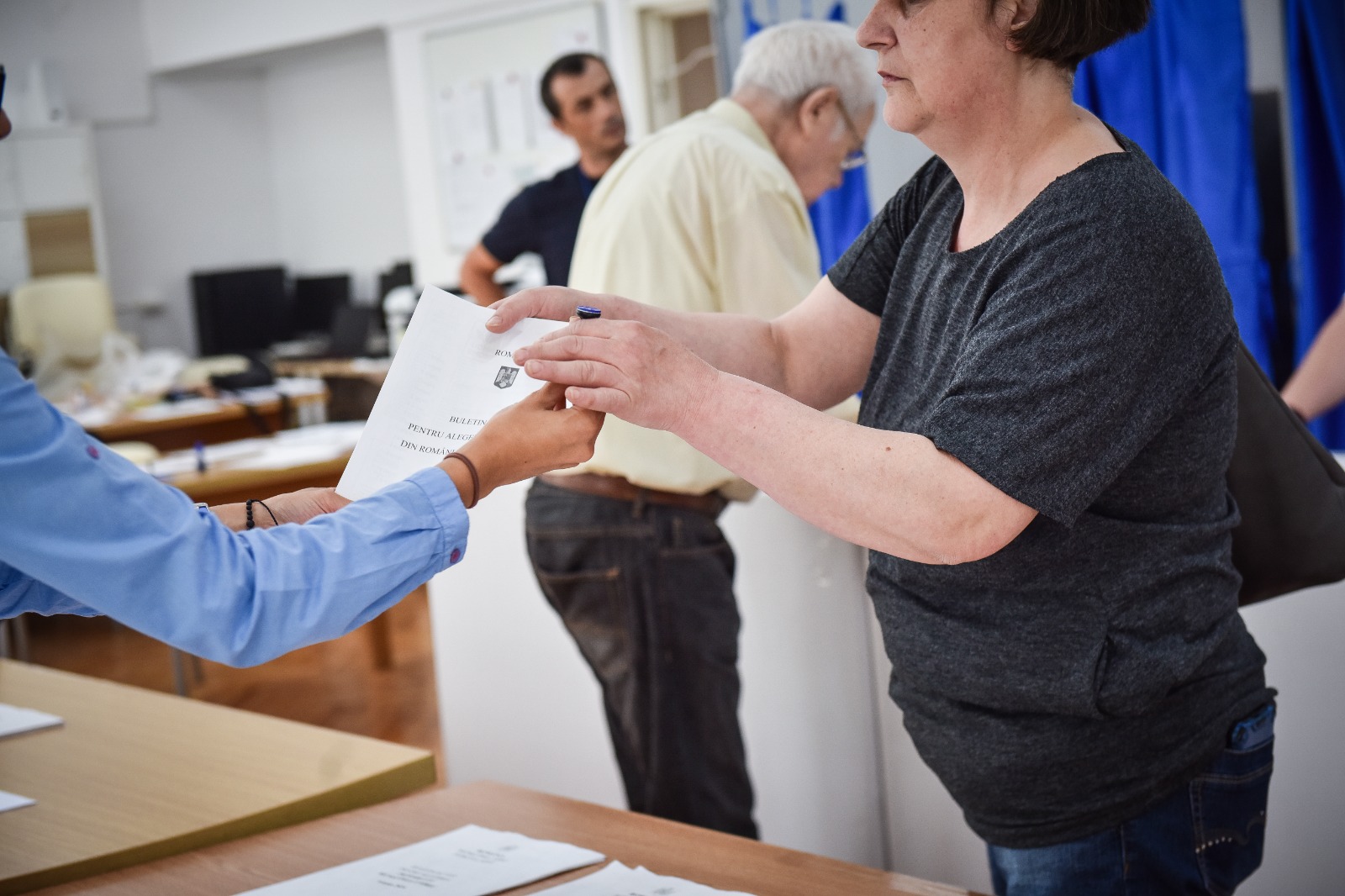 ACTUALIZĂRI 382.000 de sibieni, așteptați la vot. Trei dosare penale au fost deschise în opt ore. Declarațiile principalilor candidați de la Sibiu, de la Fodor la Bibu și de la Cîmpean la Trif
