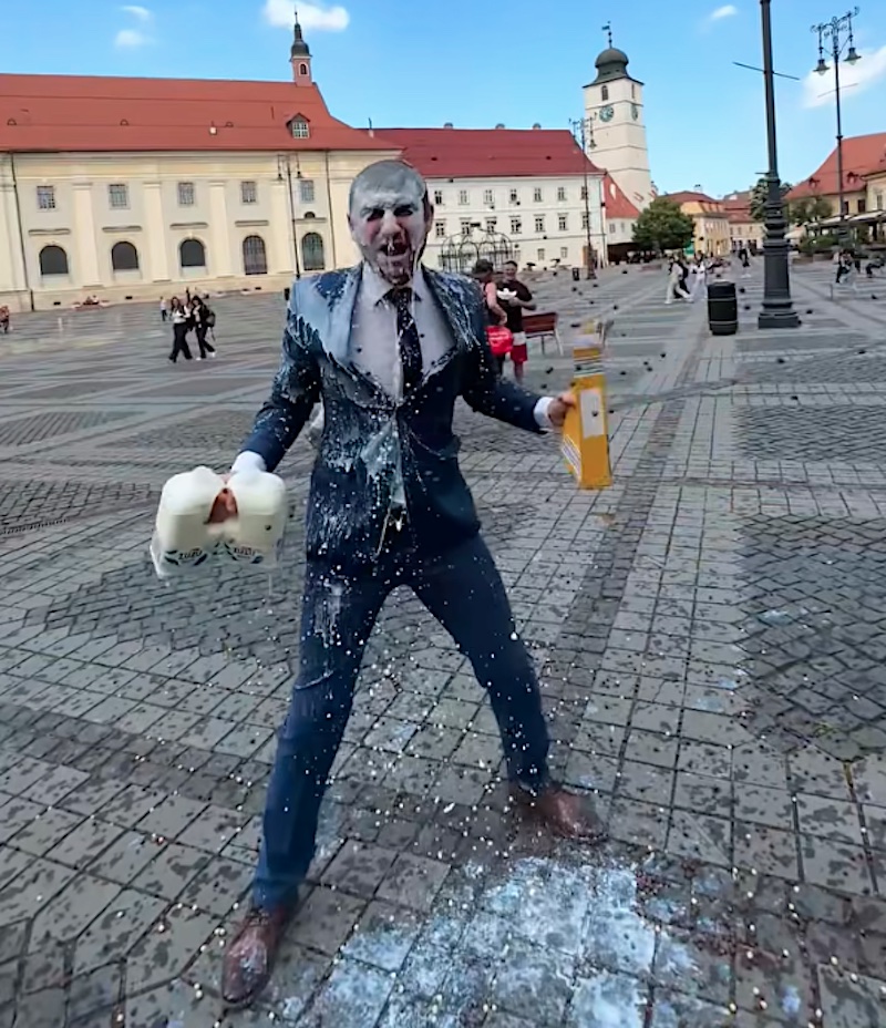 Viral: un agent imobiliar și-a turnat lapte și cereale în cap, în Piața Mare a Sibiului. „Clădirea căreia îi face reclamă e demult pe piață”
