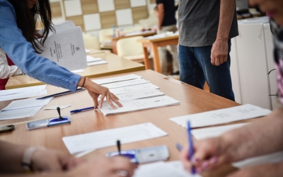 Dosar penal pentru furt, pe numele bărbatului care a plecat cu ștampila de vot acasă. Tot el a adus-o înapoi