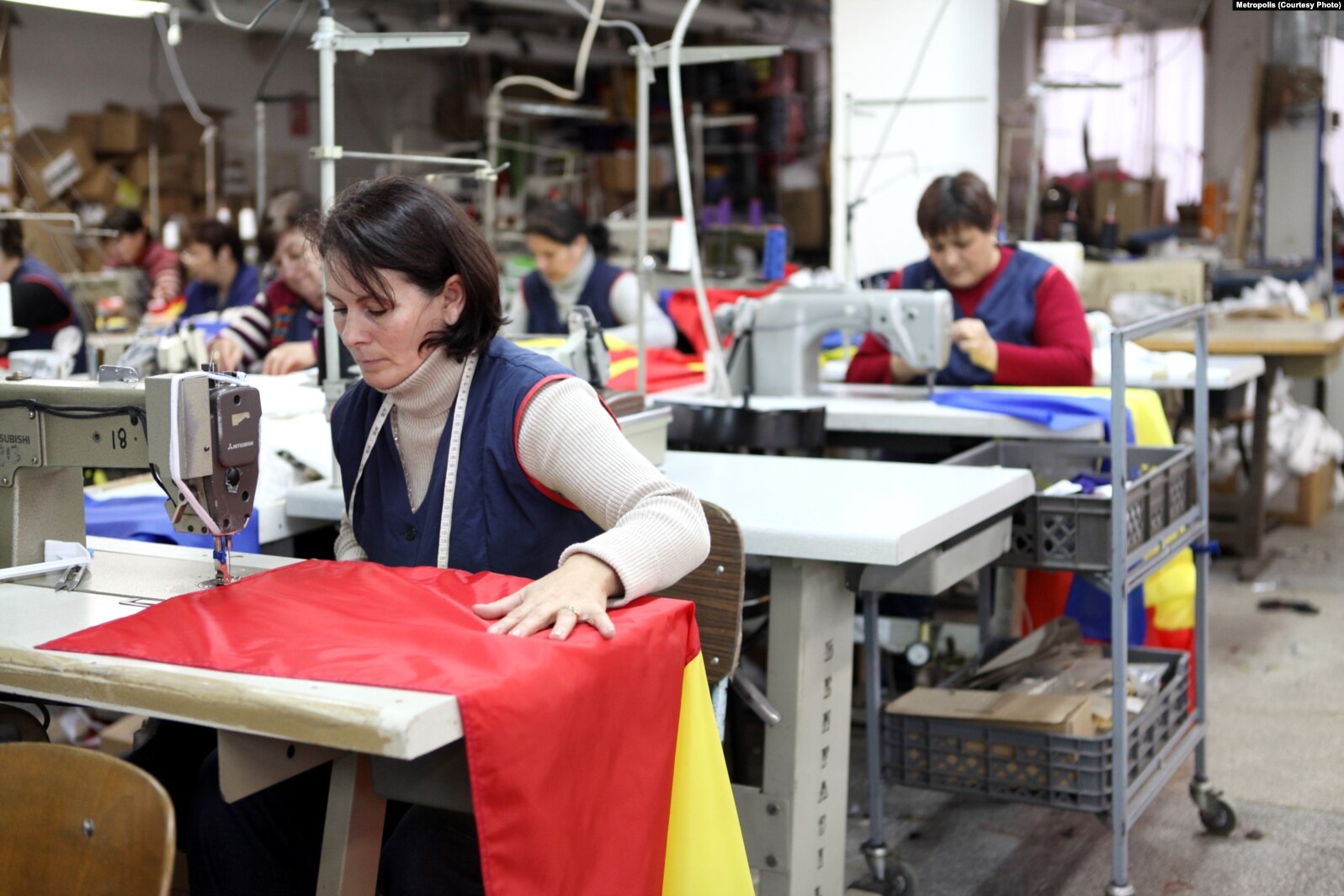 Efectul naționalei: Peste 30 de mii de stegulețe și 25 de mii de eșarfe tricolore produse în Sibiu. ”Nu existau astfel de comenzi în perioada asta a anului”