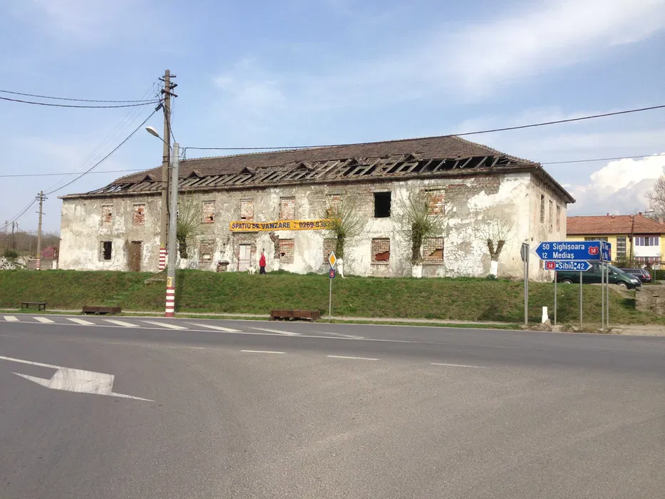 Bloc în Copșa Mică, scos la vânzare la preț de apartament în Sibiu. Aici locuia conducerea fabricii Sometra. ”Se pretează pentru hotel”