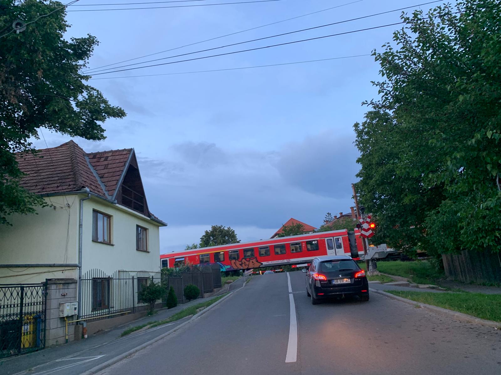 Pasagerii care deschid uşa trenului în timpul mersului riscă amenzi de până la 400 lei. CFR Călători: „Astfel de acţiuni se pot solda cu evenimente tragice”