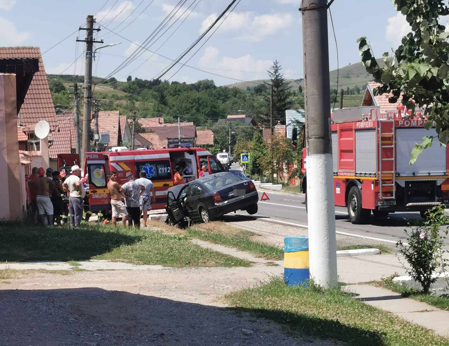 Un șofer a intrat cu mașina într-un cap de pod, la Slimnic. A fost dus la spital