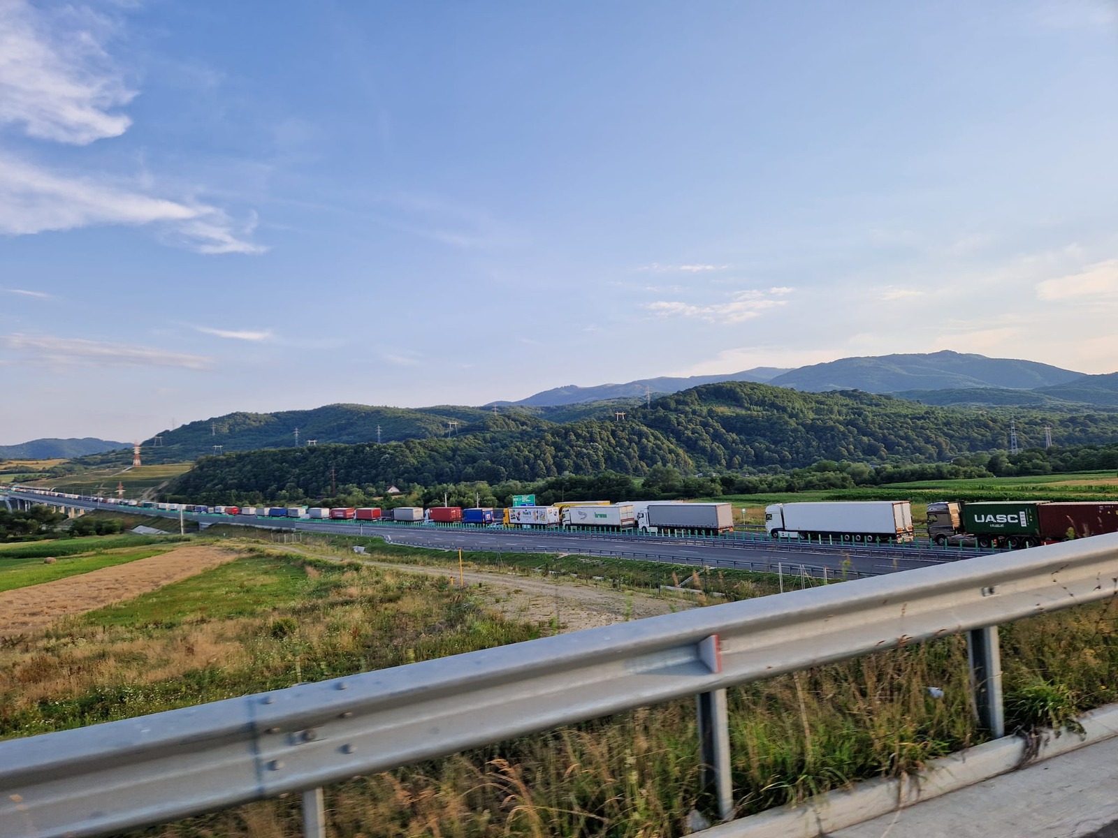 Valea Oltului: polițiștii și-au modificat turele pentru a păzi intervalele localnicilor, timpii de fluidizare a circulației ajung și la două ore. Deac: „Ministrul s-a ținut de cuvânt”