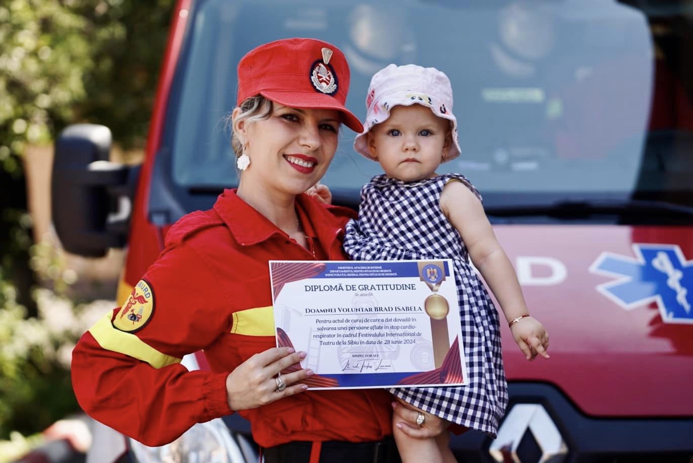 Isabela este voluntarul SMURD care l-a resuscitat, în primă fază, pe artistul de la FITS care a făcut infarct în timpul spectacolului. Era în timpul liber