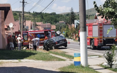Un șofer a intrat cu mașina într-un cap de pod, la Slimnic. A fost dus la spital