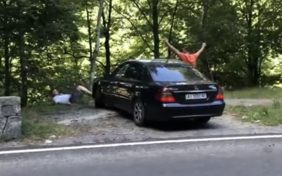 VIDEO Imagini cu un bărbat atacat de urs pe Transfăgărăşan, distribuite în mediul online. Animalul era hrănit de un grup de persoane