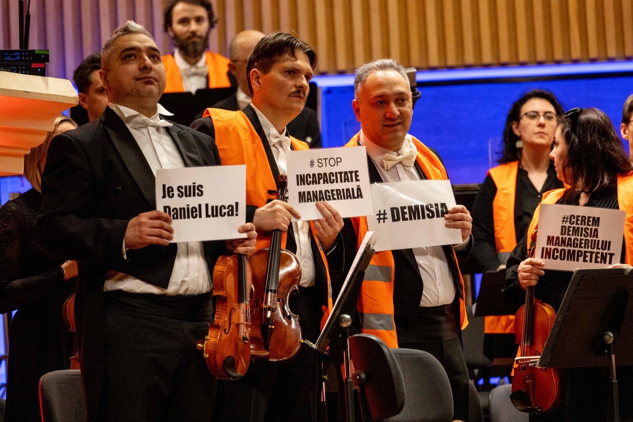 Sindicatul filarmonicii către directorul Lupeș: În mod public vă invităm sâmbătă, 13 iulie, pe scena sălii Thalia, în fața publicului sibian, pentru semnarea contractului colectiv de muncă