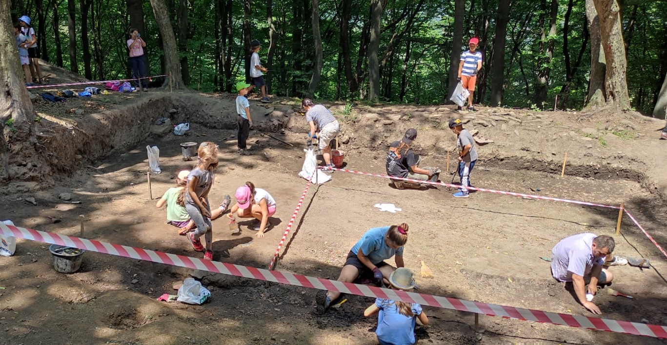 Tabără de arheologie la Cetatea Dacică de la Tilișca: 19 elevi din Sibiu au învățat istorie călcând pe urme strămoșilor