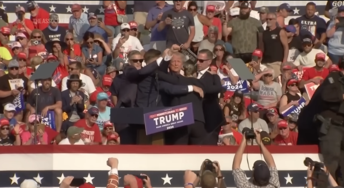 Donald Trump a fost rănit la un miting electoral. Atacatorul, un tânăr de 20 de ani, a fost ucis. A murit și o persoană care a participat la eveniment