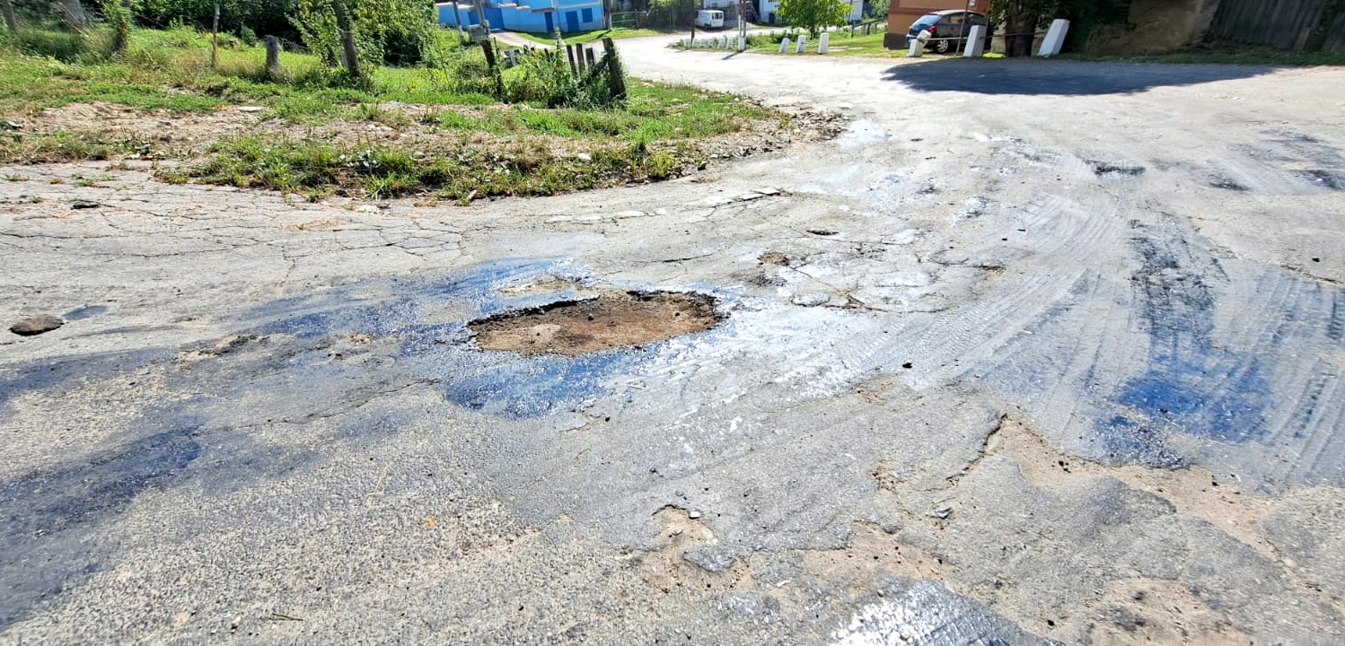 Drumul pentru care un sibian a fost amendat reclamând „bătaia de joc” a cedat după 75 de zile de la reparații. „Au sărit de peste tot plombările”