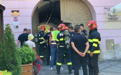ACTUALIZARE După evenimentul de pe Bălcescu, s-a umflat pavajul și în curtea unei case din Piața Mare