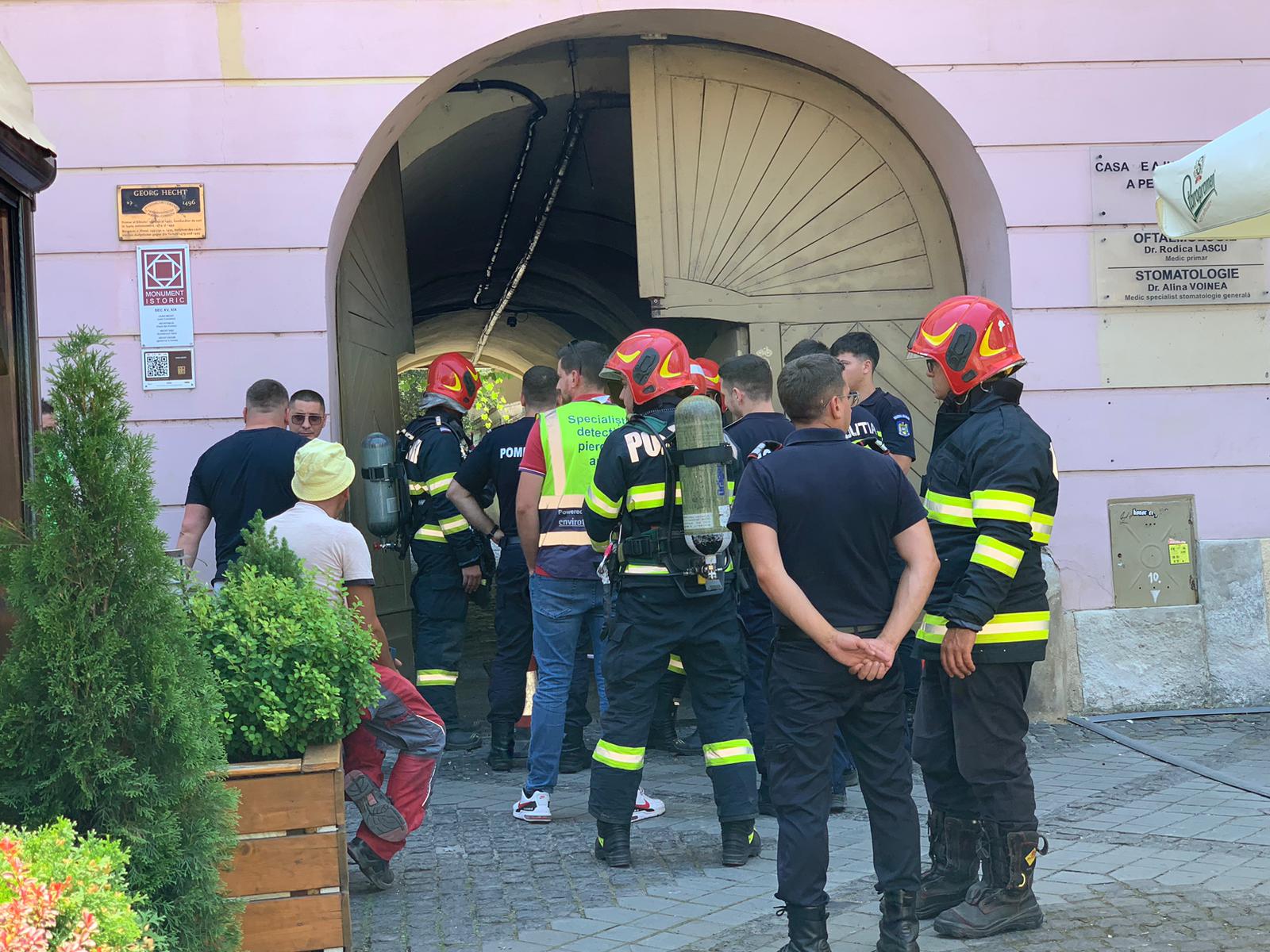 ACTUALIZARE După evenimentul de pe Bălcescu, s-a umflat pavajul și în curtea unei case din Piața Mare