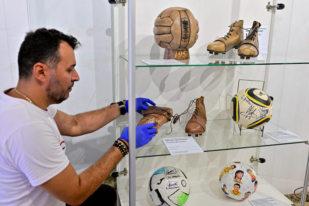 „Generația de Aur”: ghete de fotbal din 1960 și echipamente semnate de fotbaliști, într-o expoziție a Muzeului Național Brukenthal
