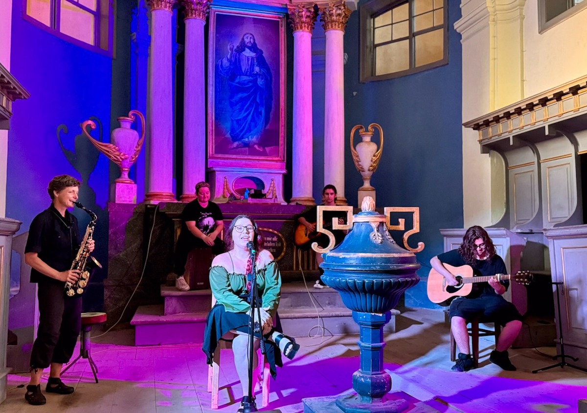 Mai mulți tineri din Sibiu organizează spectacole în Bisericile Fortificate din județ. „Vrem să schimbăm perspectiva acestor monumente și să le oferim un nou sens și utilitate”